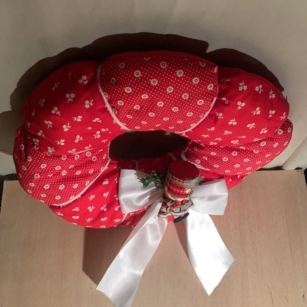 1970s (?) red Fabric wreath cushion vintage Christmas wall or door decoration